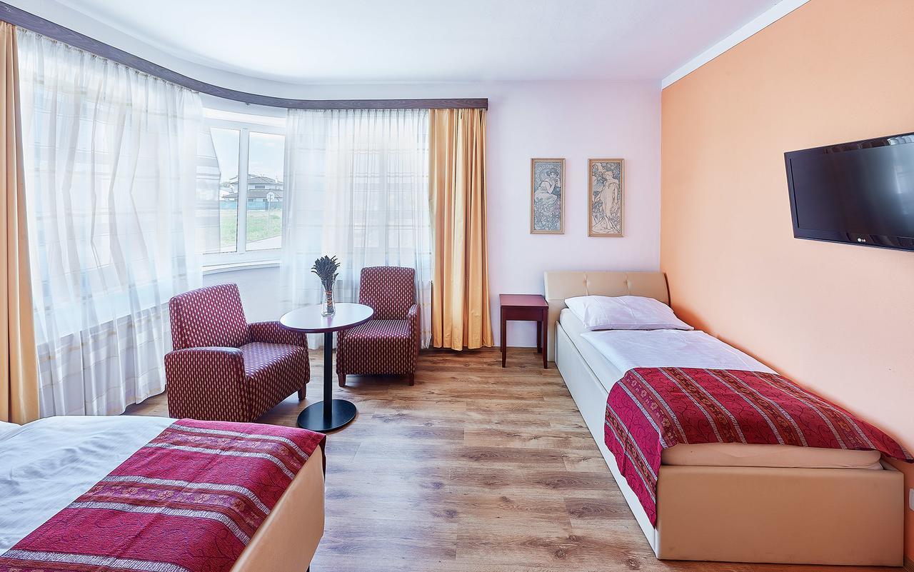 Hotel Penzion Karolinka Kroměříž Exterior foto